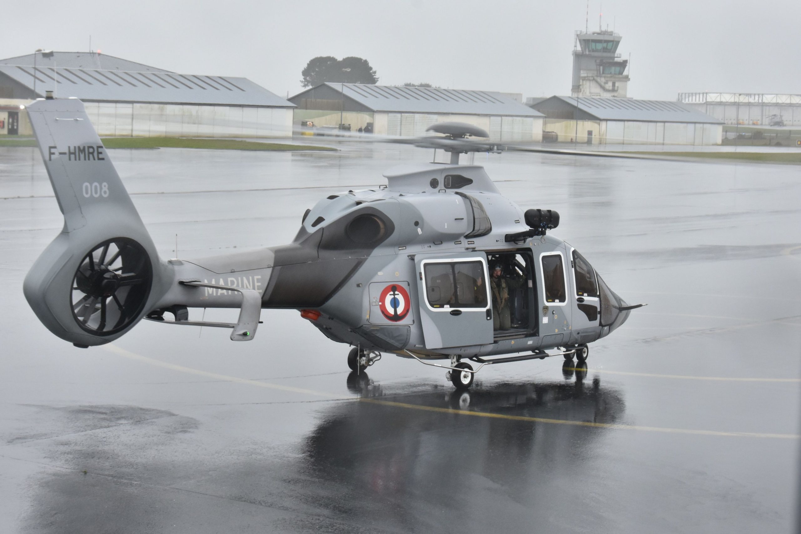 Versão militar do helicóptero H160 é testada pelas Marinhas da França e Inglaterra