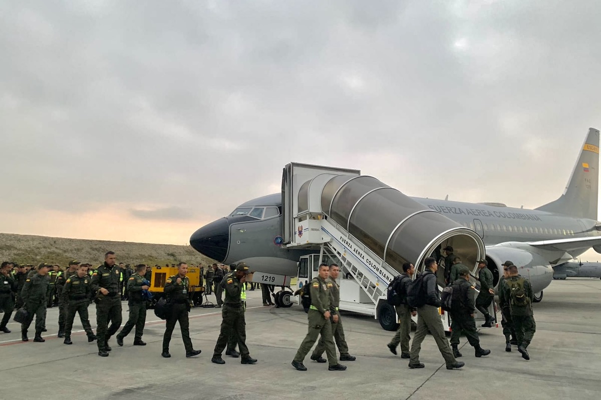 FAC transporta passageiros afetados da Viva e Ultra Air