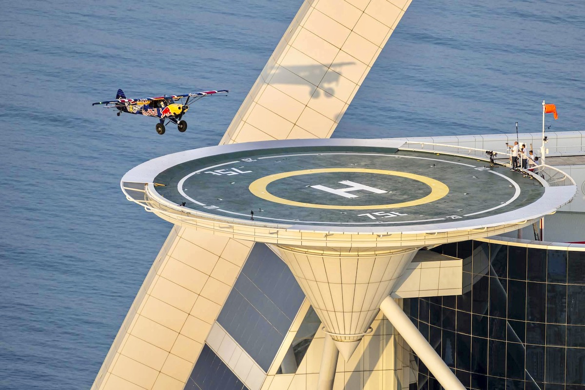 Avião da Red Bull pousa e decola de heliponto em Dubai