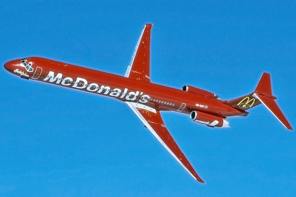 "McDonald Douglas": o MD-83 da Crossair com o esquema especial do McDonald's