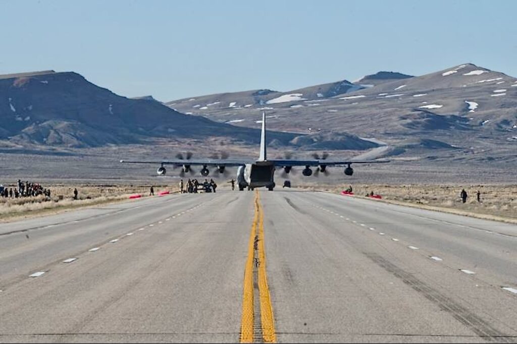 Força Aérea dos EUA realiza operações com o MC-130 em estrada