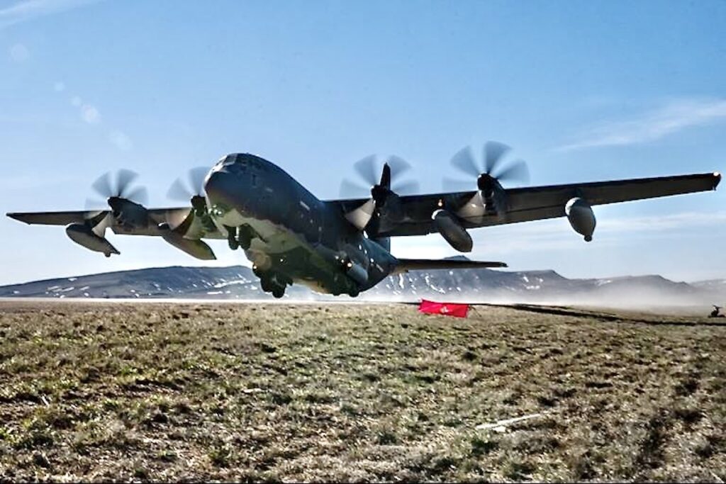 Força Aérea dos EUA realiza operações com o MC-130 em estrada 1 94050 mc130highwaytakeoff 572308 2