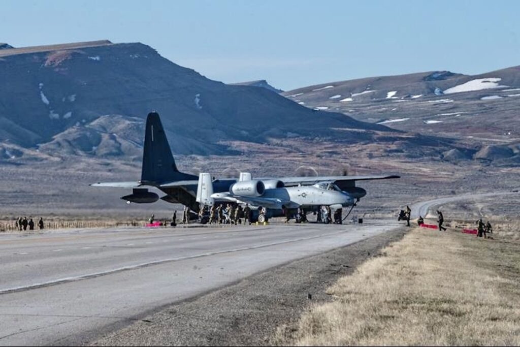 Força Aérea dos EUA realiza operações com o MC-130 em estrada 2 94051 a10refuellingfrommc130 963867 2