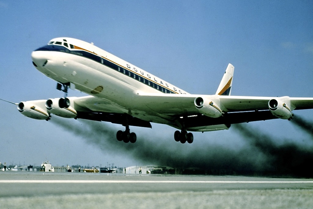 Há exatos 65 anos, decolava pela 1ª vez o Douglas DC-8