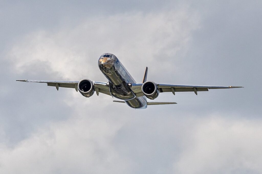 Aerolíneas Argentinas abre o processo para adquirir o Embraer E2