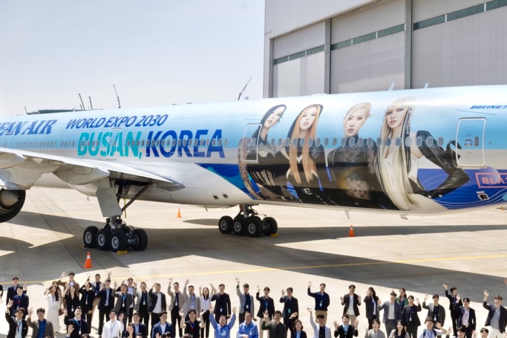 Korean Air lança pintura especial com o grupo Blackpink promovendo a Busan World Expo