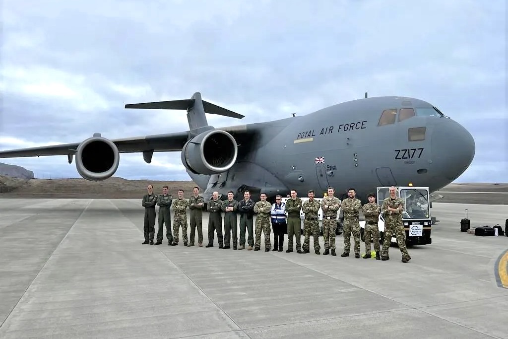 C-17 pousa em St. Helena e se torna a maior aeronave a pousar na ilha