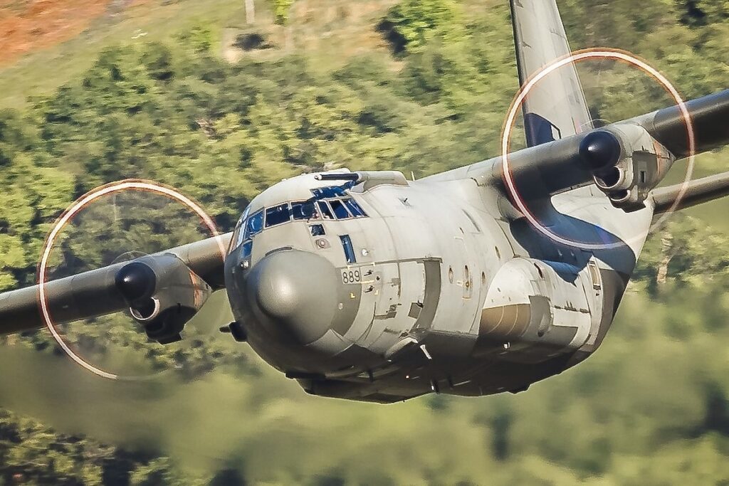 Royal Air Force faz voo de despedida com o C-130