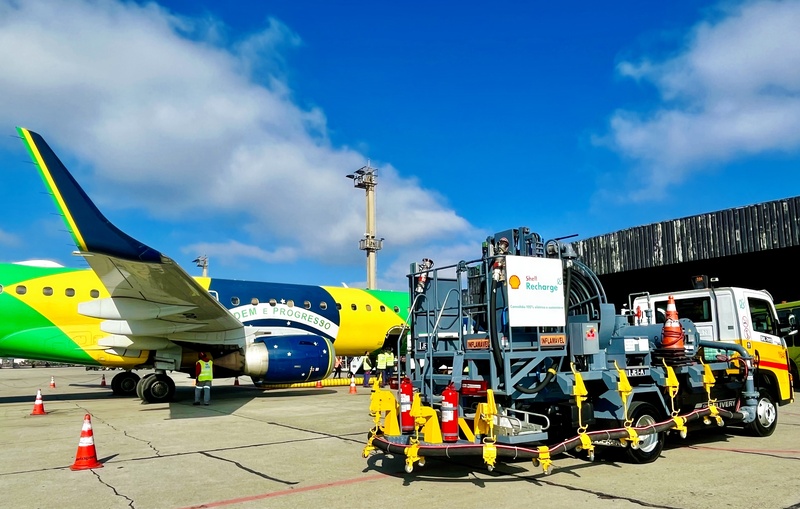 Raízen promove primeiro abastecimento de aeronaves com caminhão elétrico no Aeroporto de Guarulhos