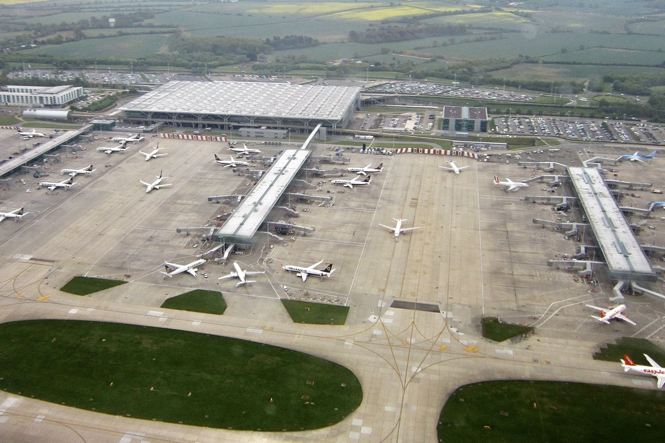 Dezenas de voos são atrasados no Reino Unido por falhas no controle de tráfego