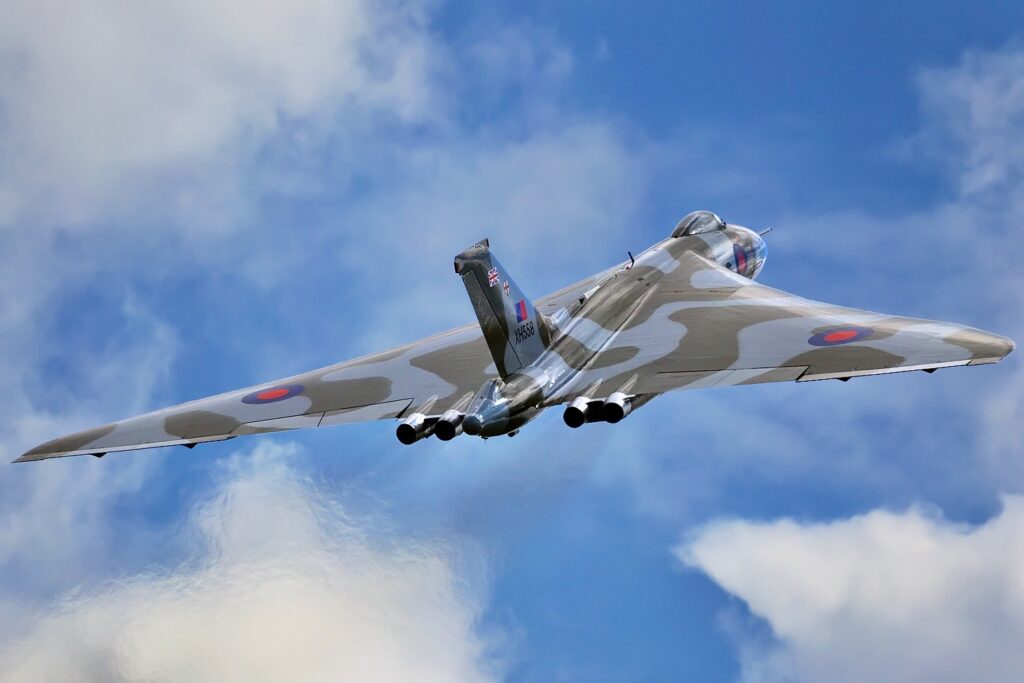 71 anos da primeira decolagem do temido e poderoso Avro Vulcan