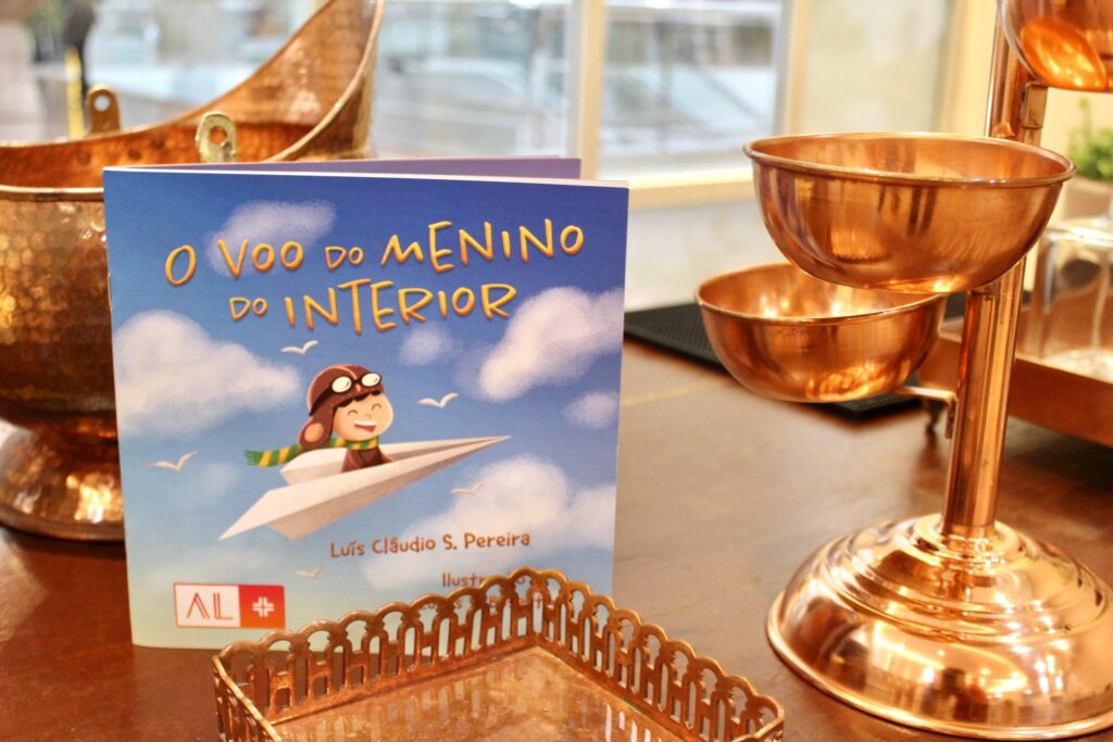 Livro “O Voo do Menino do Interior”  retrata a história de Santos-Dumont