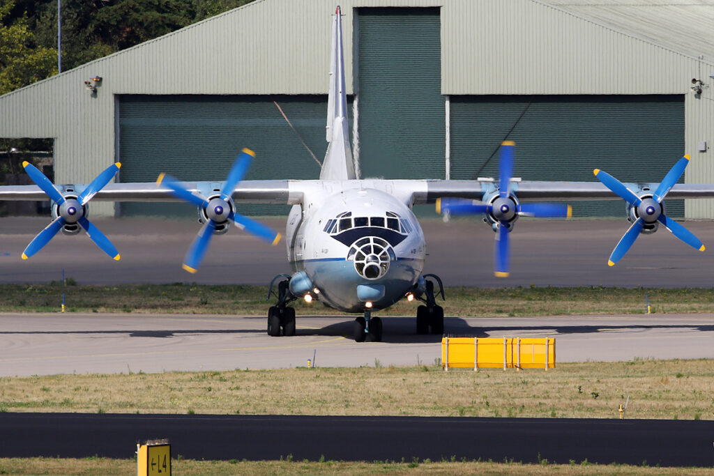 Antonov An-12 passa por dois aeroportos brasileiros entre hoje e segunda-feira