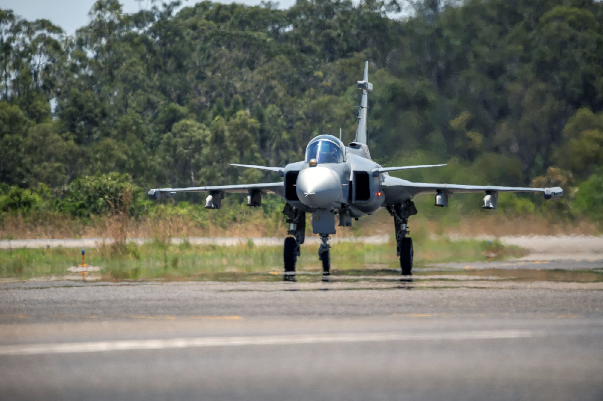 Caça Gripen realiza teste de clima quente em Goiás