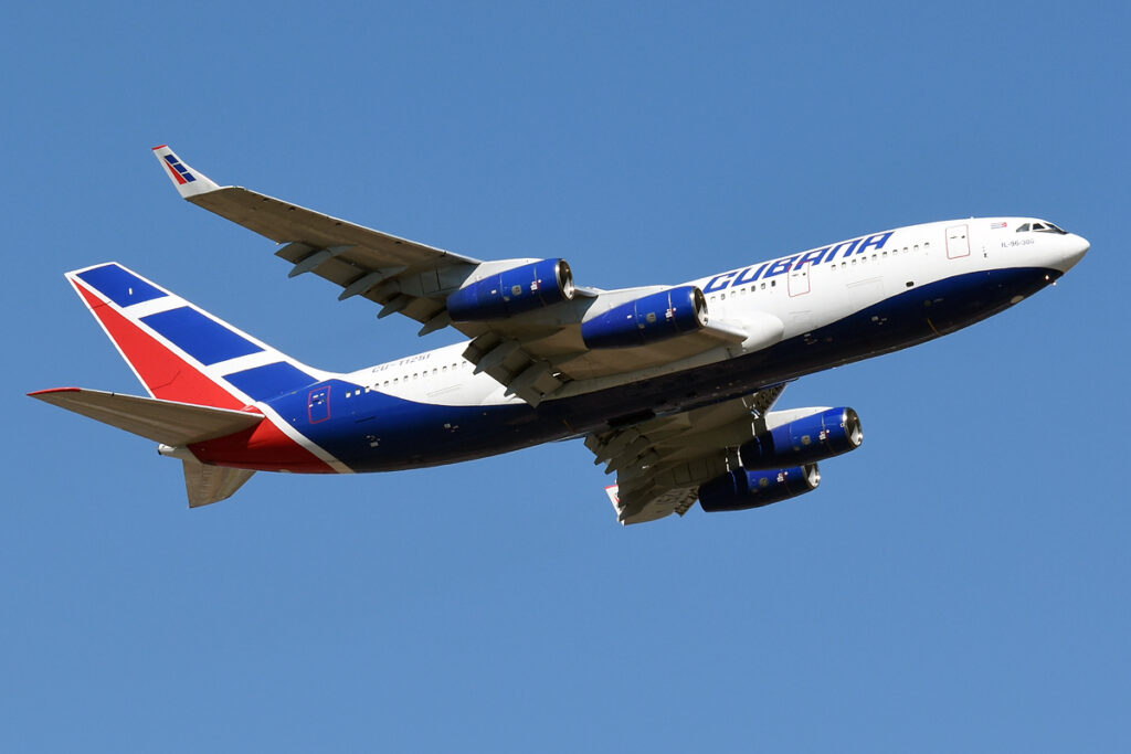 Cubana suspende voos para a Argentina 6 Il-96 da Cubana volta para Havana após meses na Bielorrússia