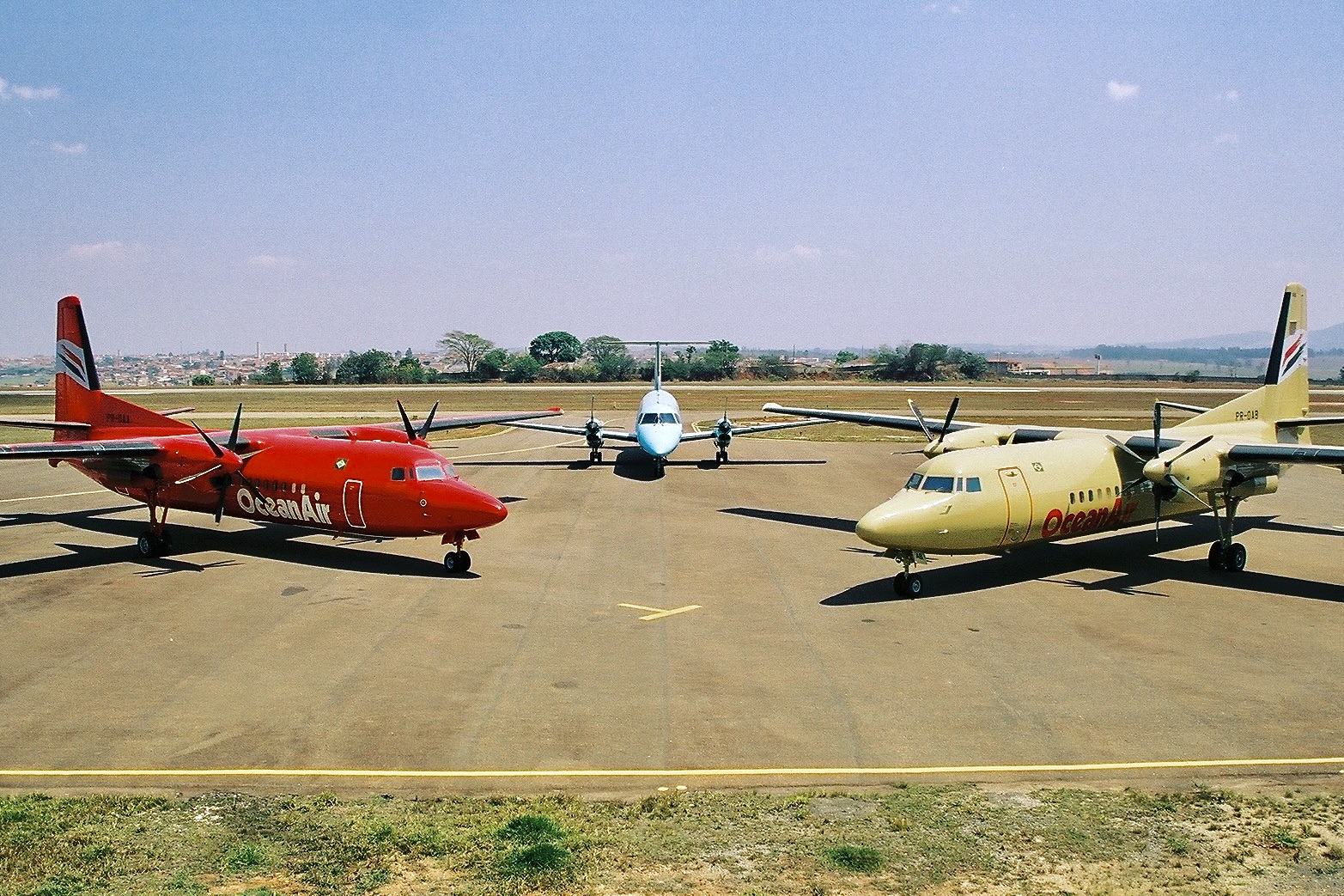 Fokker Verm e Amar EMB Azul na pista