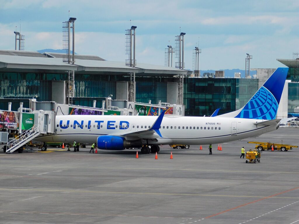 737 MAX da United sofre incidente nos Estados Unidos