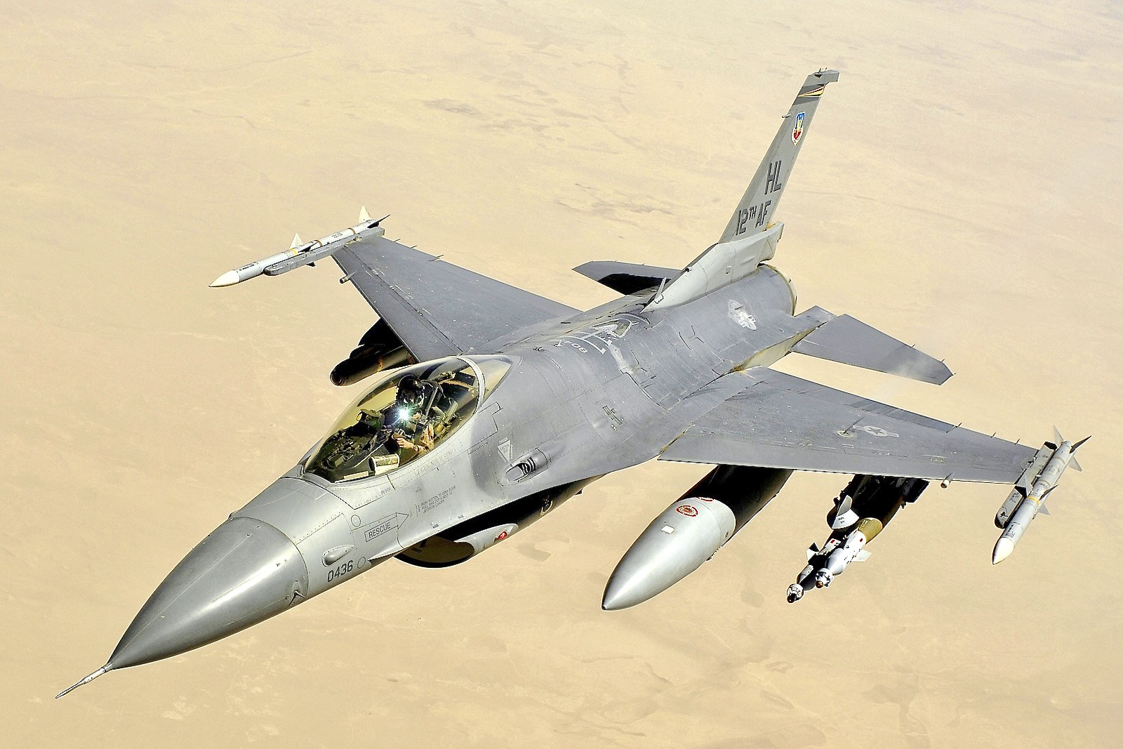 50 anos da primeira decolagem oficial do F-16