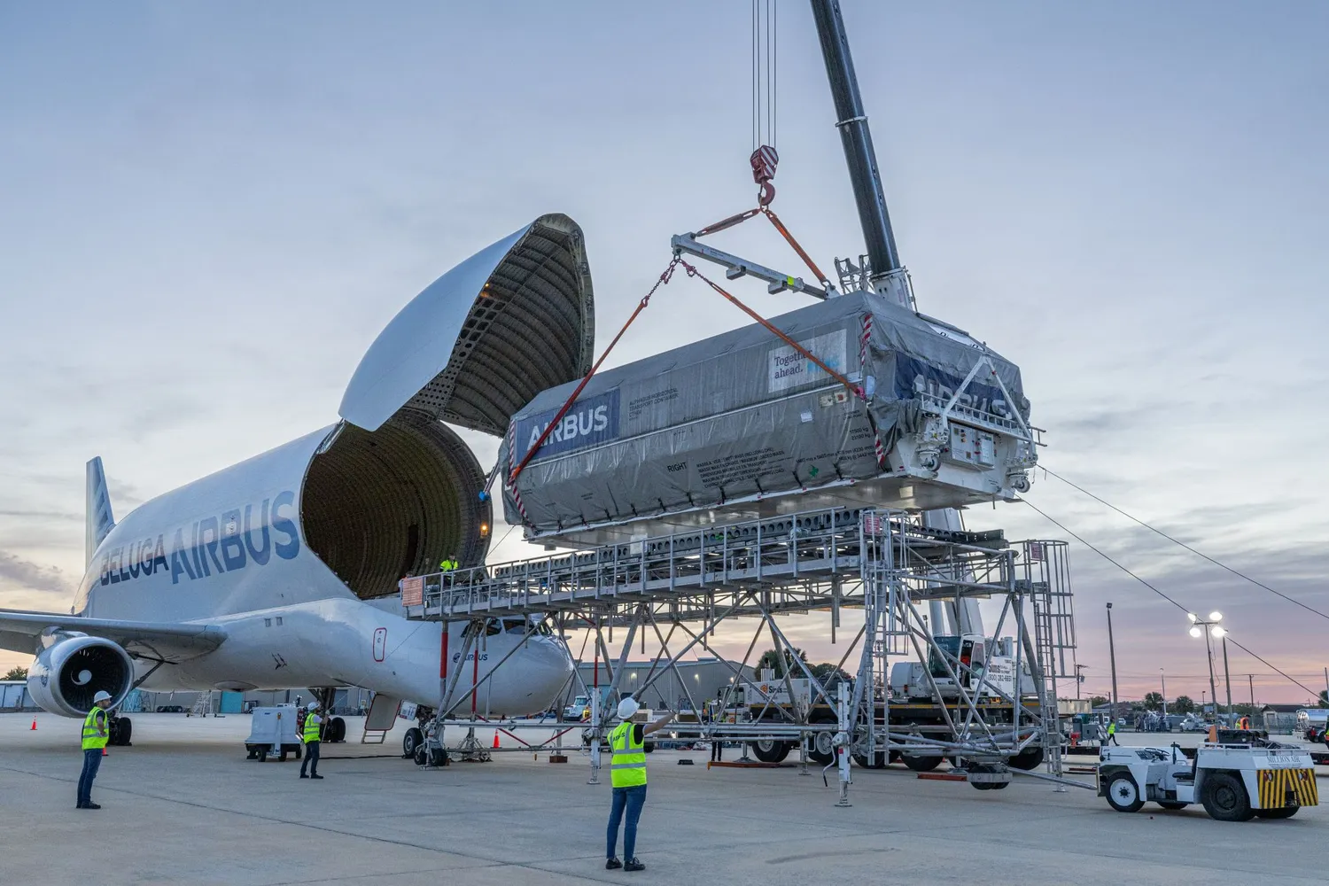 Beluga transporta satélite da Europa para os EUA
