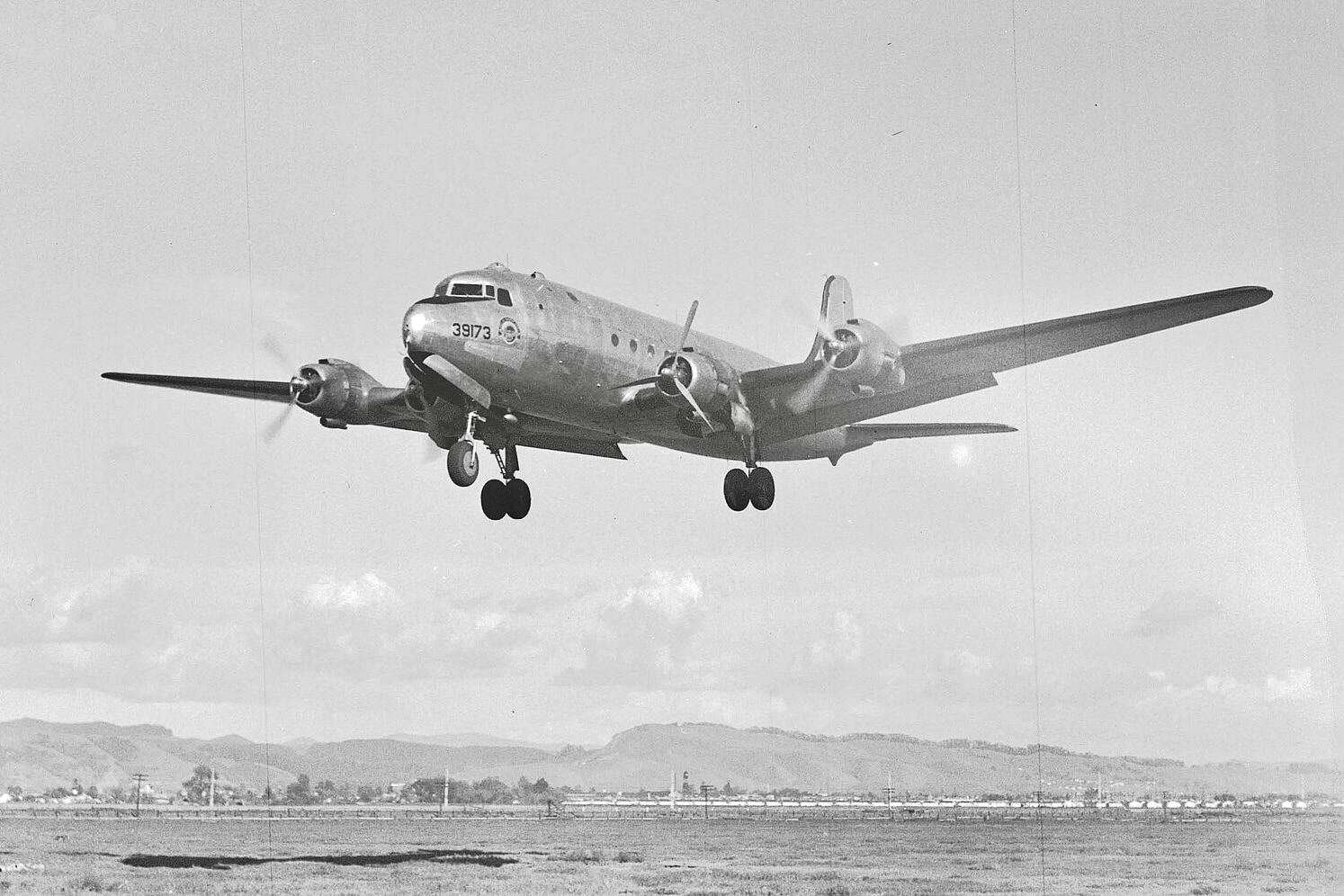 Clássico DC-4 se acidenta após decolar de Fairbanks