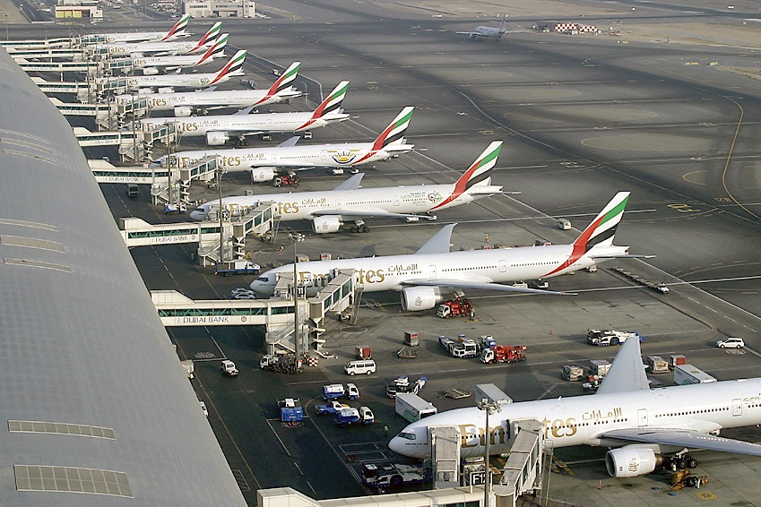 Aeroporto de Dubai fica alagado e dezenas de voos são prejudicados