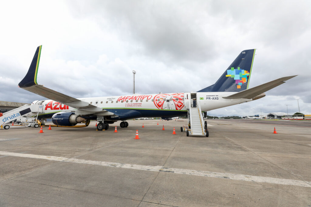 Azul apresenta E195 com duas cores em homenagem ao Festival de Parintins 4 A Azul Linhas Aéreas apresentou oficialmente seu Embraer 195 com adesivagem especial para o Festival de Parintins. Como patrocinadora oficial