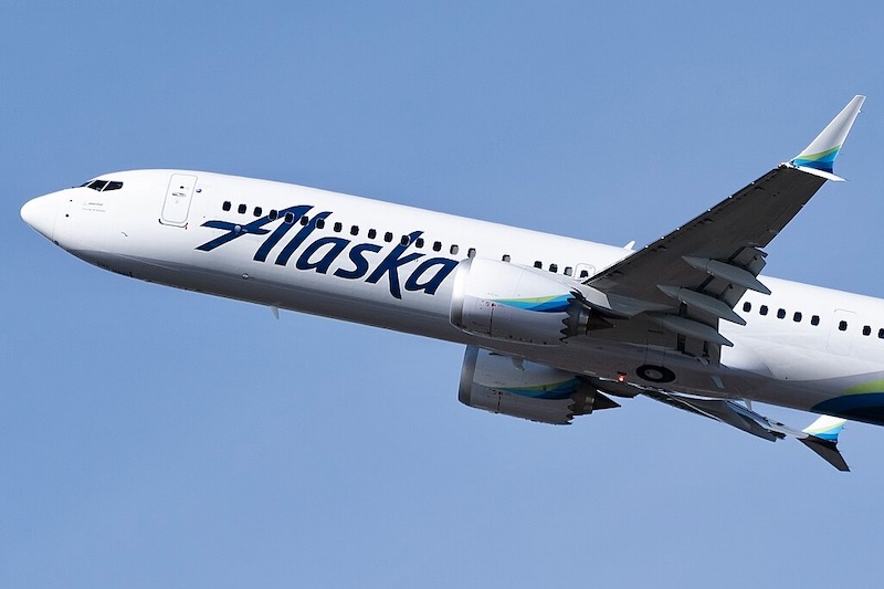 Alaska devolve 737 MAX 9 que teve o painel de encaixe arrancado durante o voo