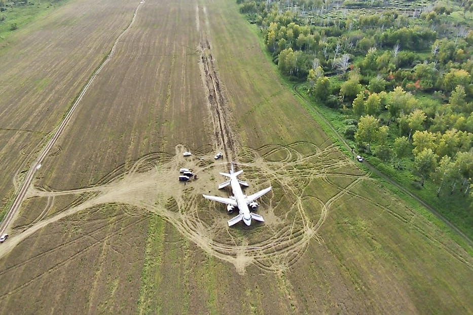 Ural Airlines começa a desmanchar A320 que pousou em campo