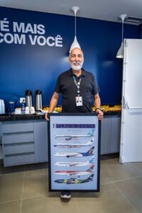 Azul Conecta homenageia Flávio Costa pelos seus 50 anos de aviação 1 a69cd987 4c57 4897 9614 12bc4cae9166