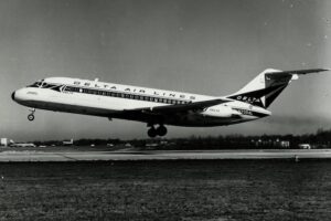 60 anos do primeiro voo do DC-9 2 Left side view of Delta Air Lines Douglas DC 9 N3304L taking off 2
