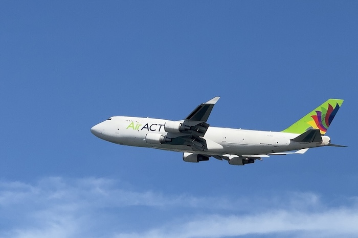 Boeing 747 sai da pista e vai parar no mar após pouso em Hong Kong 4 Boeing 747 sai da pista e vai parar no mar após pouso em Hong Kong