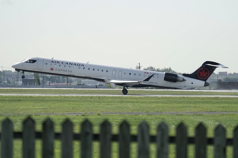 CRJ-900 colide com caminhão dos bombeiros em Nova York 6 CRJ-900 colide com caminhão dos bombeiros em Nova York